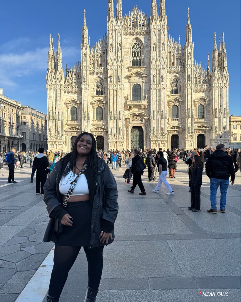 Stéphanie devant le Duomo de Milan, Italie