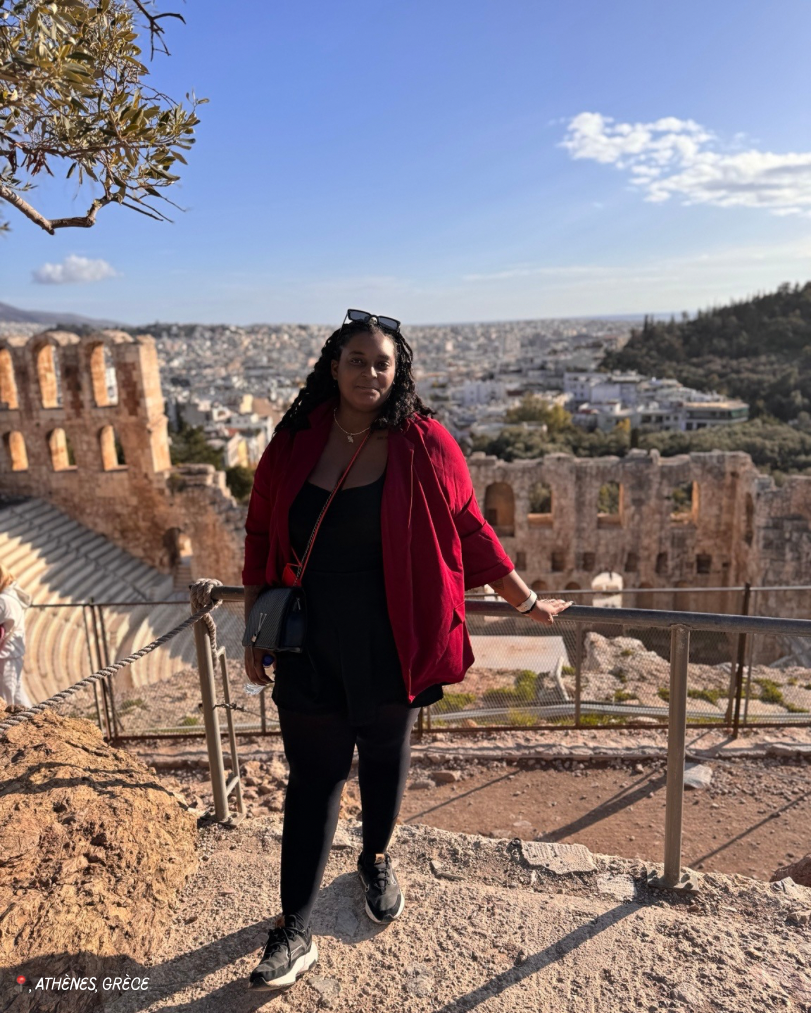 Stéphanie devant l'Odéon d'Hérode Atticus à Athènes, Grèce