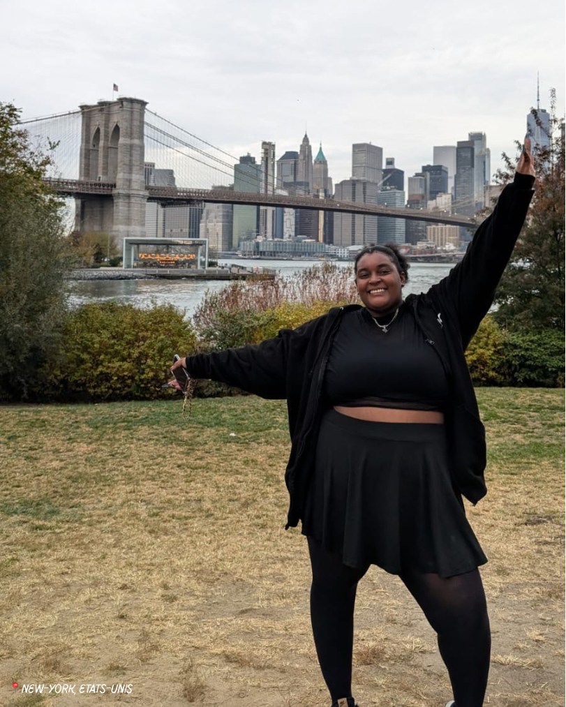 Stéphanie à New York devant le pont de Brooklyn